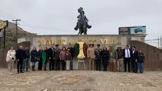 COLOCA MUNICIPIO OFRENDA FLORAL A 112 AÑOS DE LA REVOLUCIÓN MEXICANA